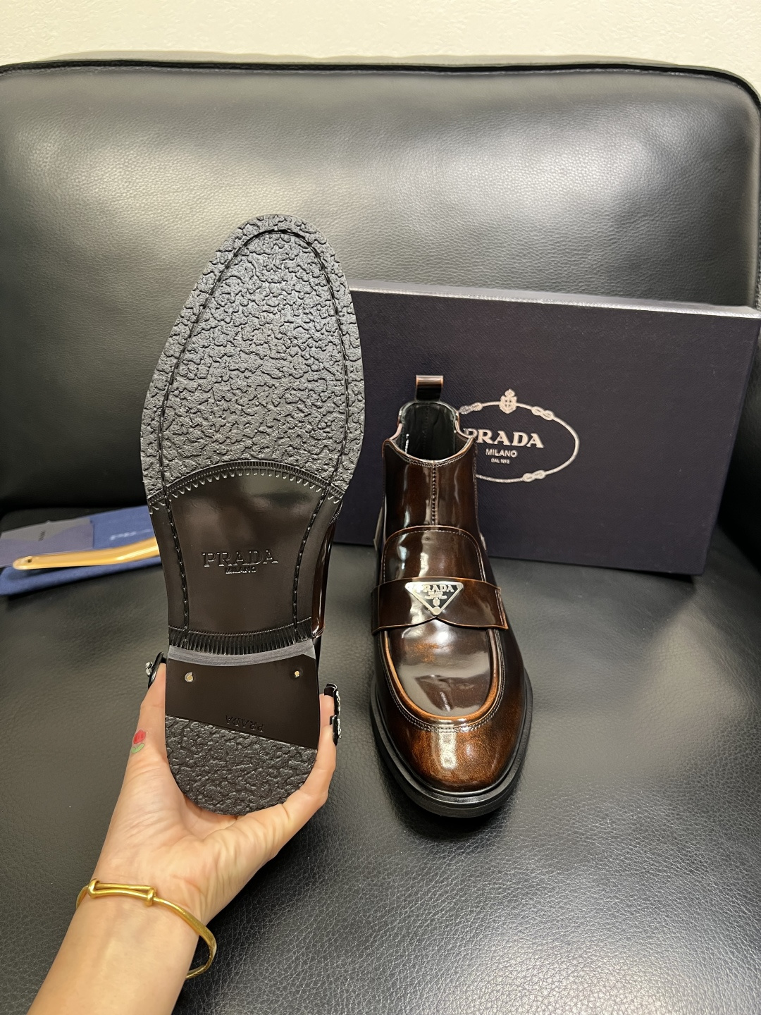 PRADA 高品质 顶级工艺品 普拉达 皮鞋专柜同步 原厂配置，意大利进口原版牛皮面料，透气舒适进口水染