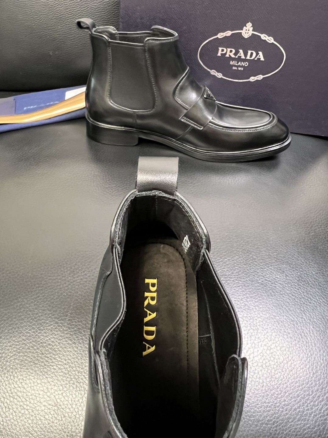 PRADA 高品质 顶级工艺品 普拉达 皮鞋专柜同步 原厂配置，意大利进口原版牛皮面料，透气舒适进口水染