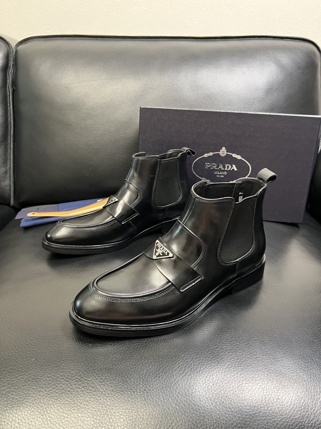 PRADA 高品质 顶级工艺品 普拉达 皮鞋专柜同步 原厂配置，意大利进口原版牛皮面料，透气舒适进口水染