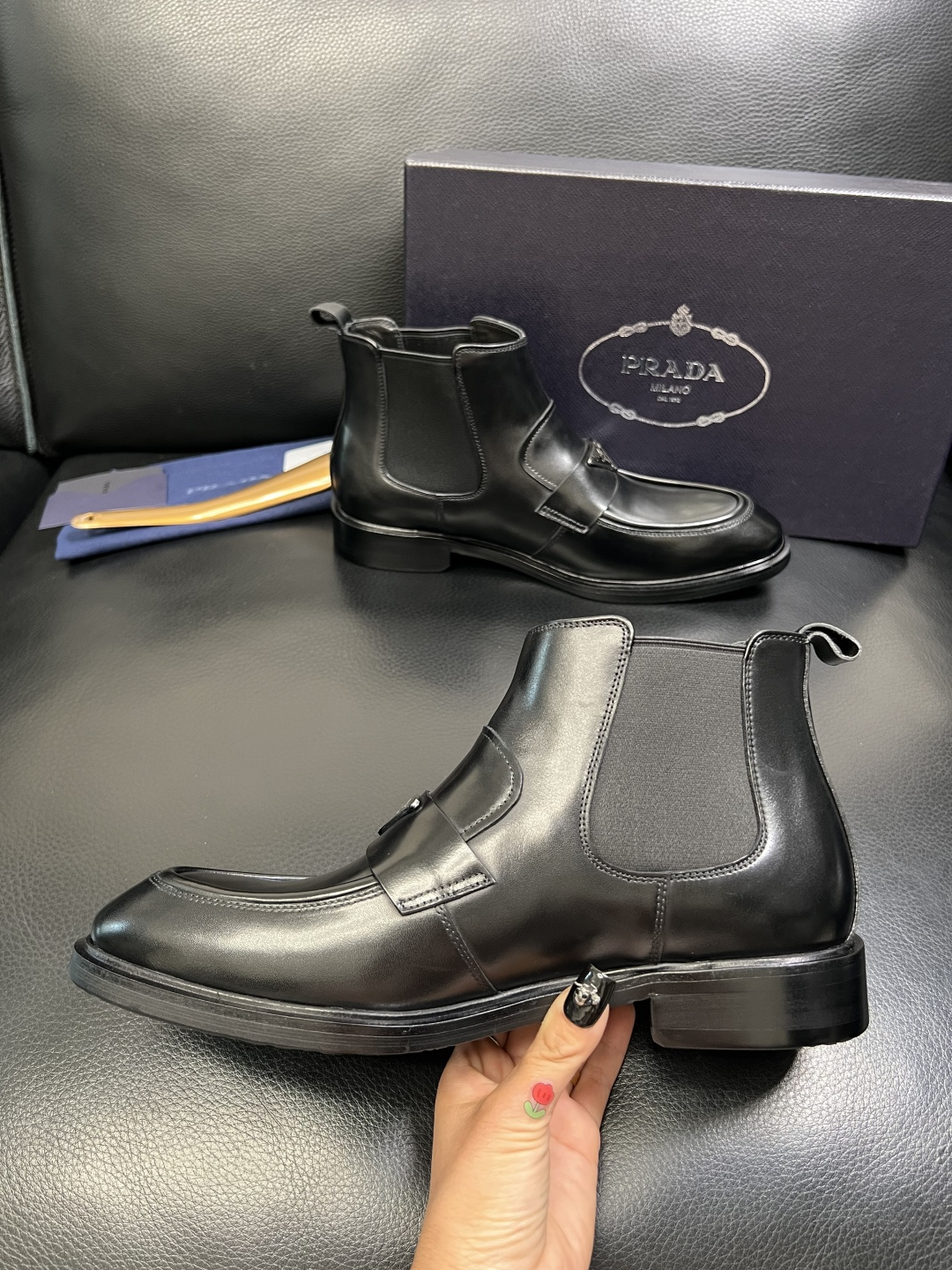 PRADA 高品质 顶级工艺品 普拉达 皮鞋专柜同步 原厂配置，意大利进口原版牛皮面料，透气舒适进口水染