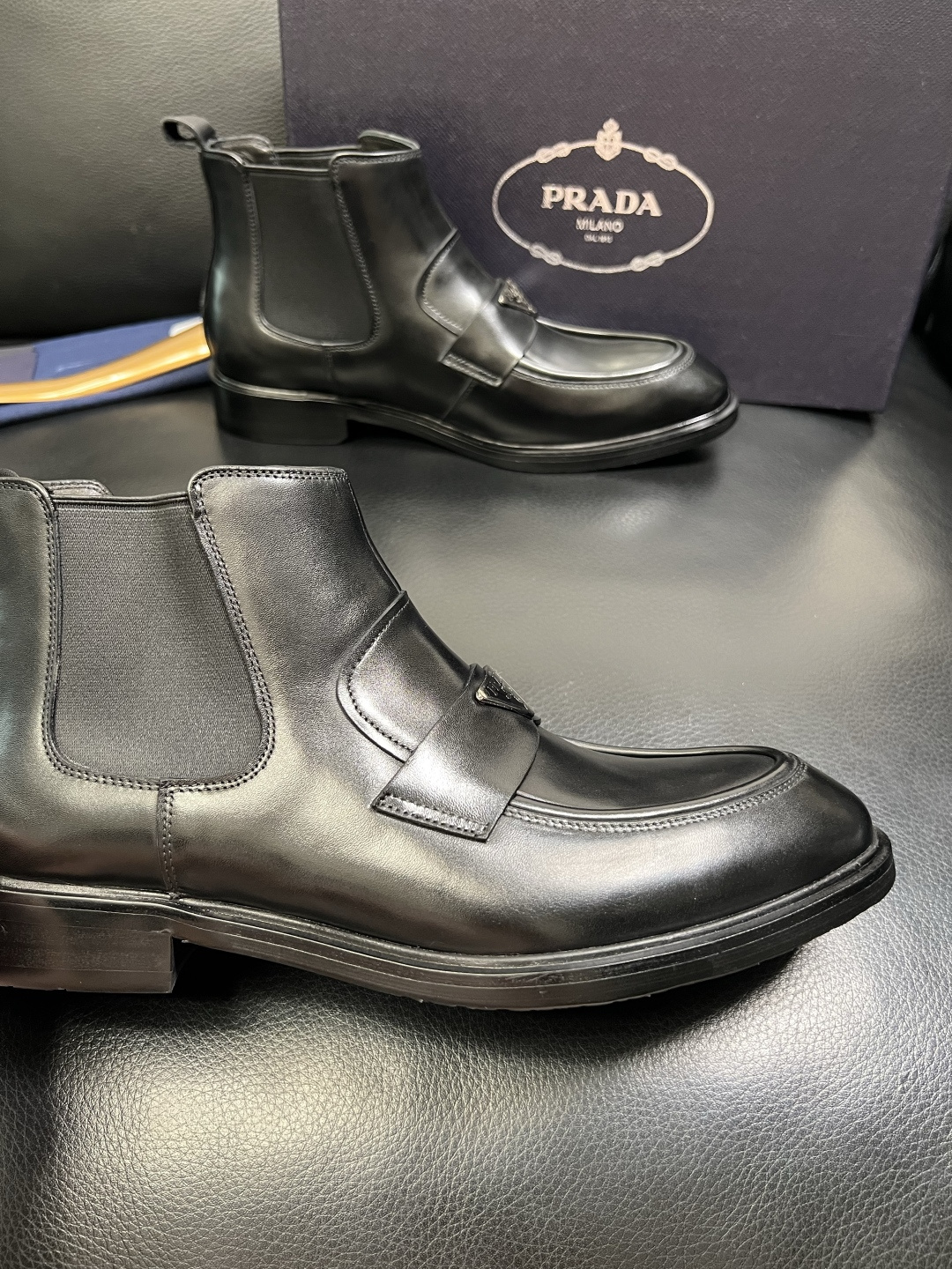 PRADA 高品质 顶级工艺品 普拉达 皮鞋专柜同步 原厂配置，意大利进口原版牛皮面料，透气舒适进口水染