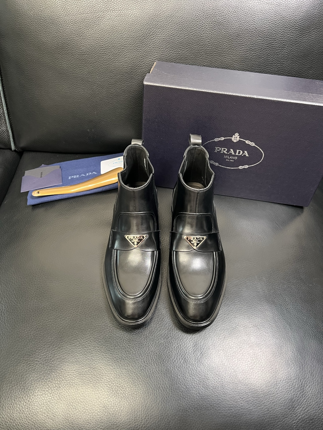 PRADA 高品质 顶级工艺品 普拉达 皮鞋专柜同步 原厂配置，意大利进口原版牛皮面料，透气舒适进口水染