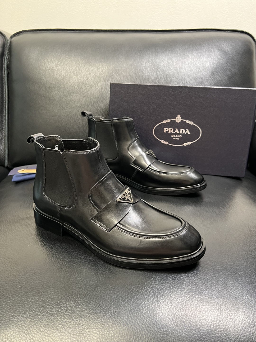 PRADA 高品质 顶级工艺品 普拉达 皮鞋专柜同步 原厂配置，意大利进口原版牛皮面料，透气舒适进口水染