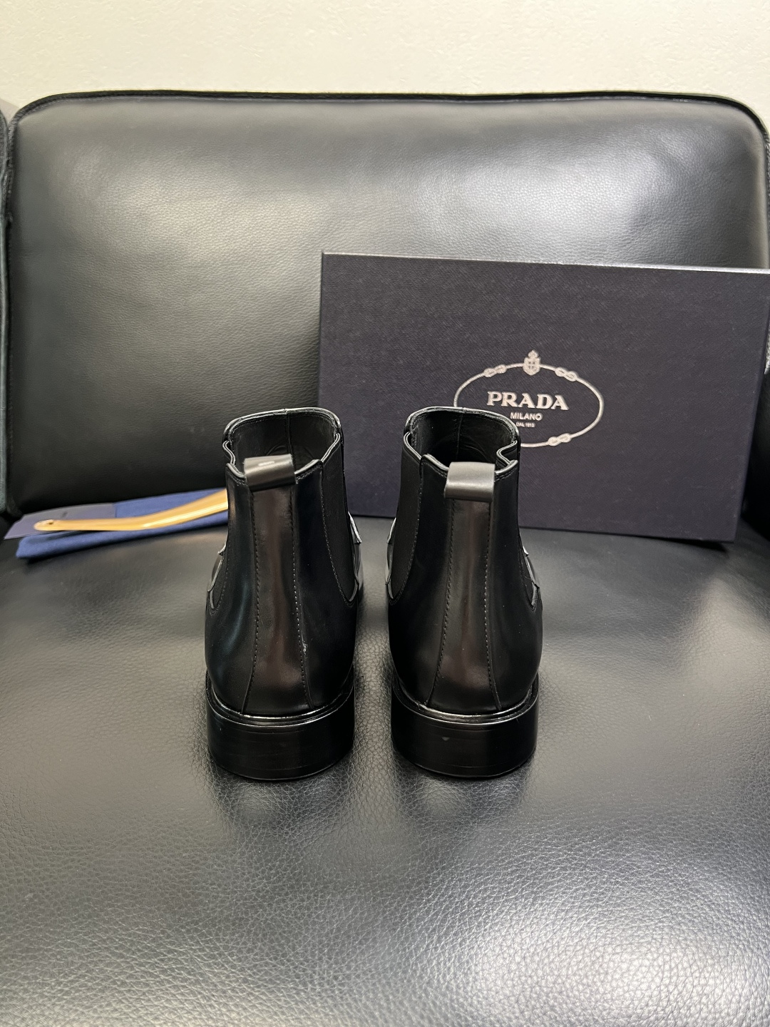 PRADA 高品质 顶级工艺品 普拉达 皮鞋专柜同步 原厂配置，意大利进口原版牛皮面料，透气舒适进口水染