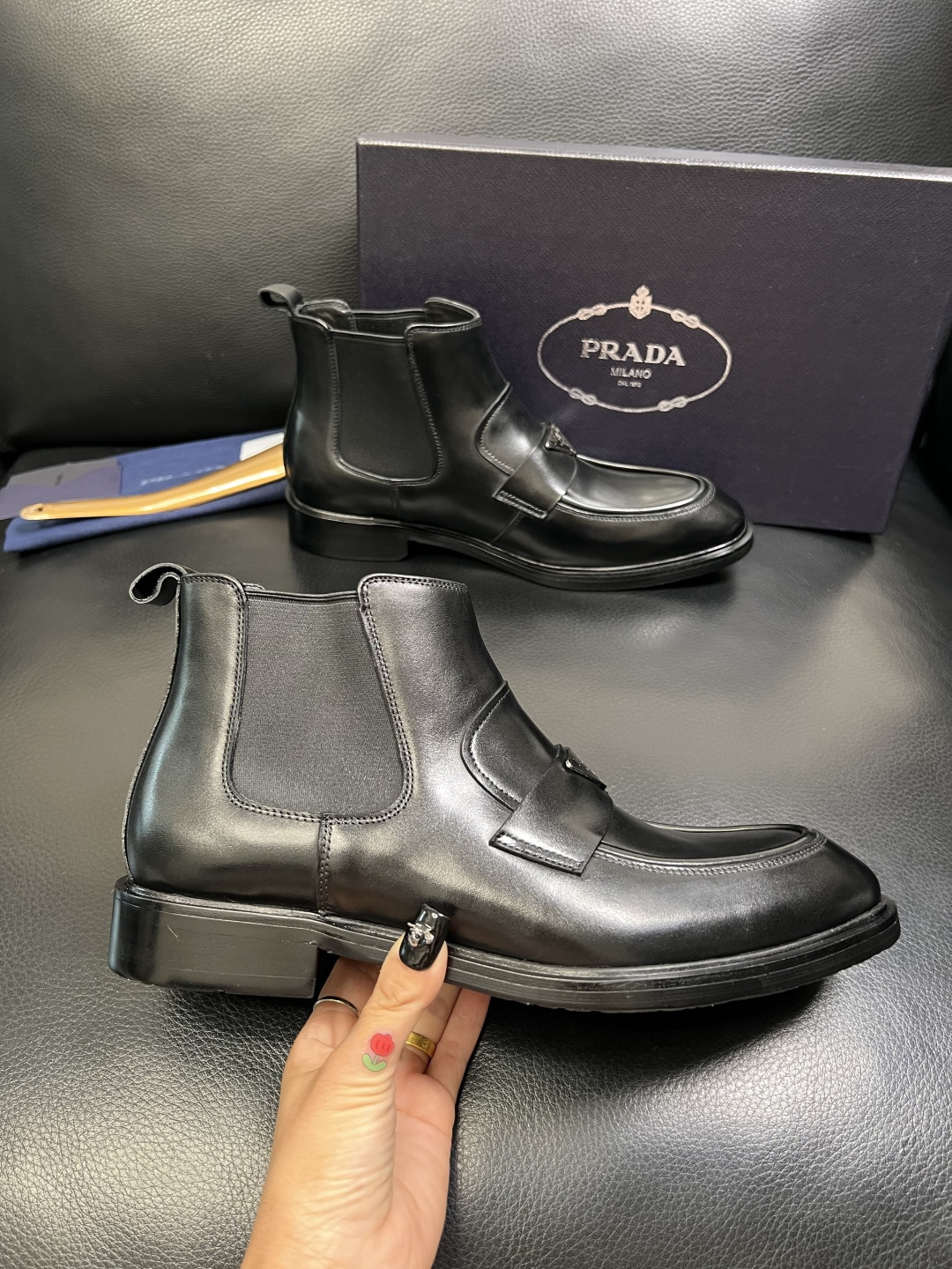 PRADA 高品质 顶级工艺品 普拉达 皮鞋专柜同步 原厂配置，意大利进口原版牛皮面料，透气舒适进口水染