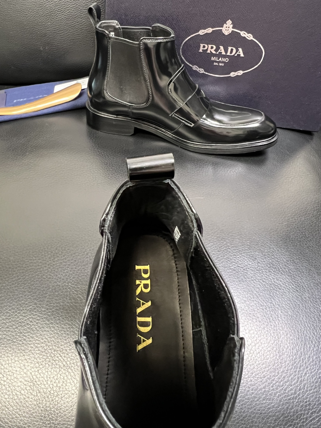 PRADA 高品质 顶级工艺品 普拉达 皮鞋专柜同步 原厂配置，意大利进口原版牛皮面料，透气舒适进口水染