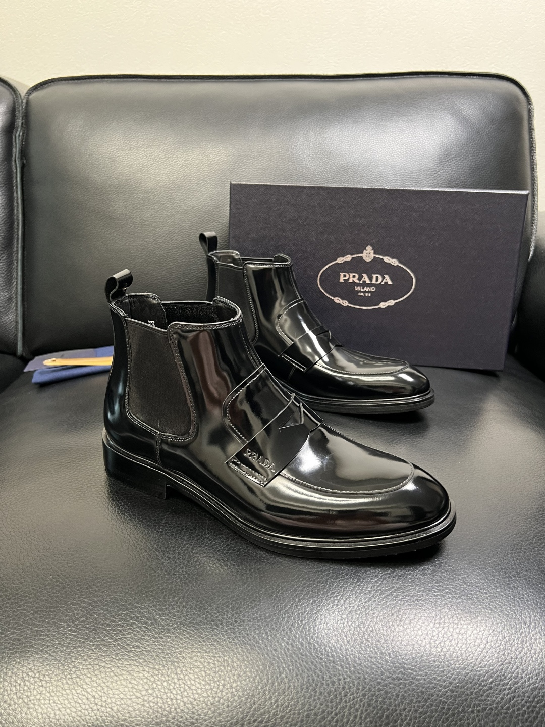 PRADA 高品质 顶级工艺品 普拉达 皮鞋专柜同步 原厂配置，意大利进口原版牛皮面料，透气舒适进口水染