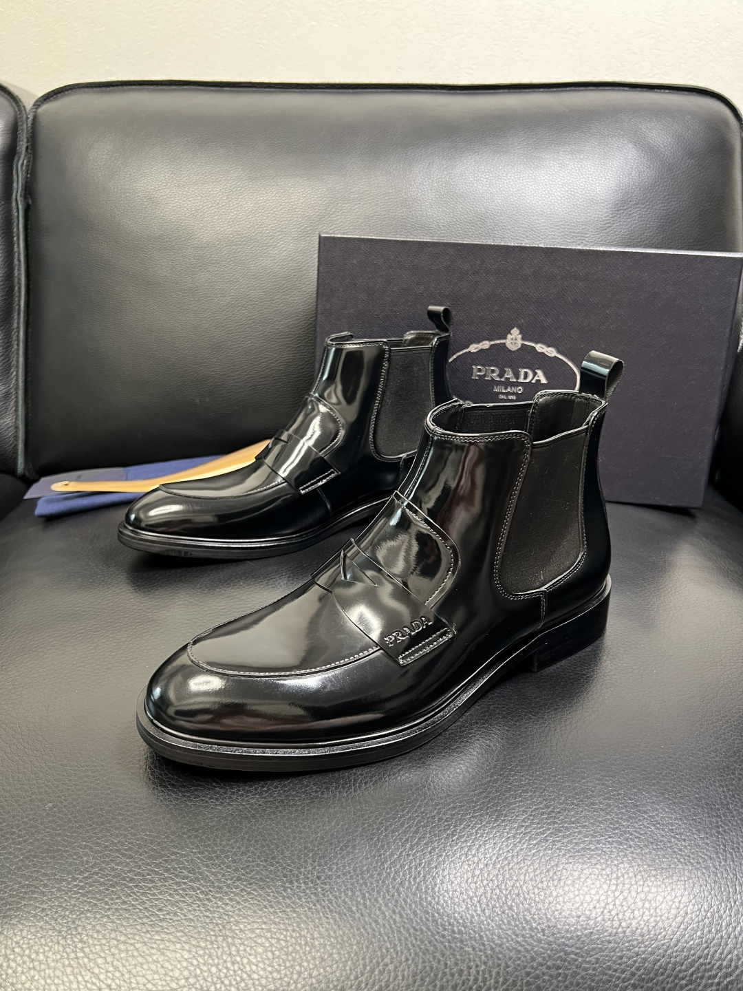 PRADA 高品质 顶级工艺品 普拉达 皮鞋专柜同步 原厂配置，意大利进口原版牛皮面料，透气舒适进口水染