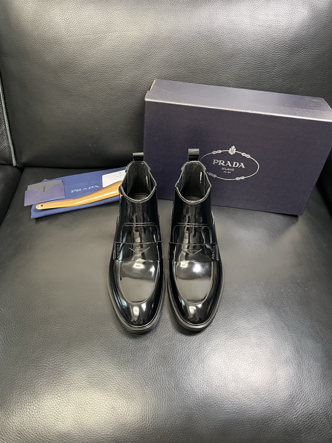 PRADA 高品质 顶级工艺品 普拉达 皮鞋专柜同步 原厂配置，意大利进口原版牛皮面料，透气舒适进口水染
