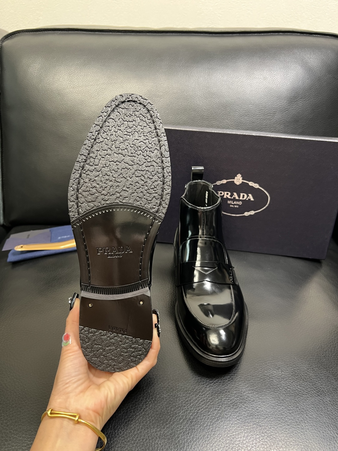 PRADA 高品质 顶级工艺品 普拉达 皮鞋专柜同步 原厂配置，意大利进口原版牛皮面料，透气舒适进口水染