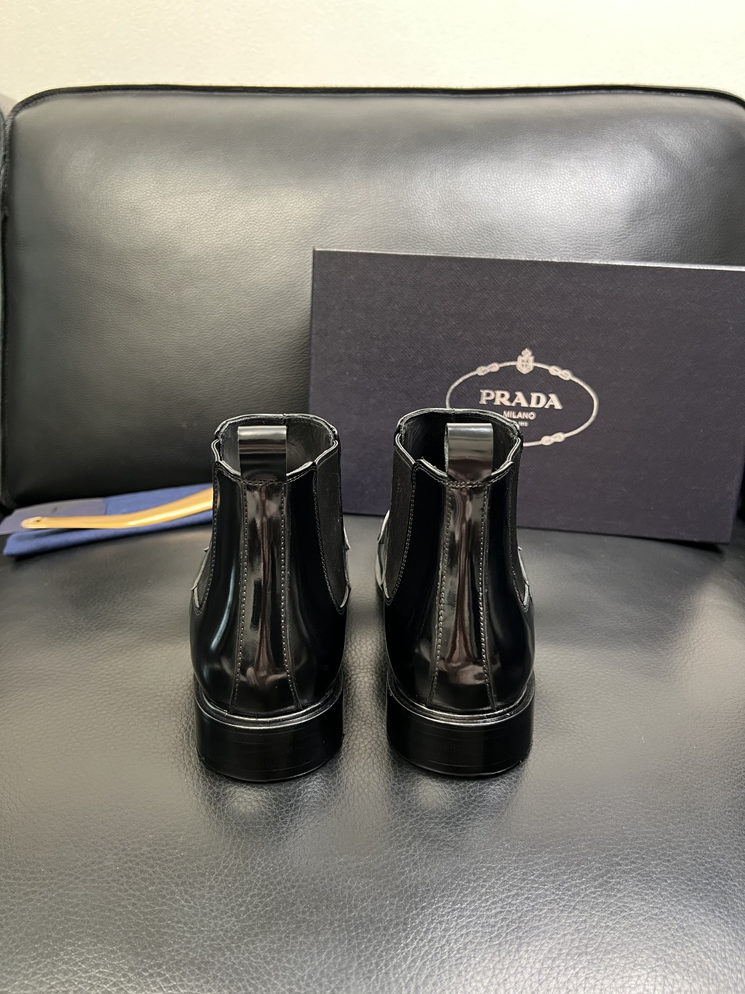 PRADA 高品质 顶级工艺品 普拉达 皮鞋专柜同步 原厂配置，意大利进口原版牛皮面料，透气舒适进口水染