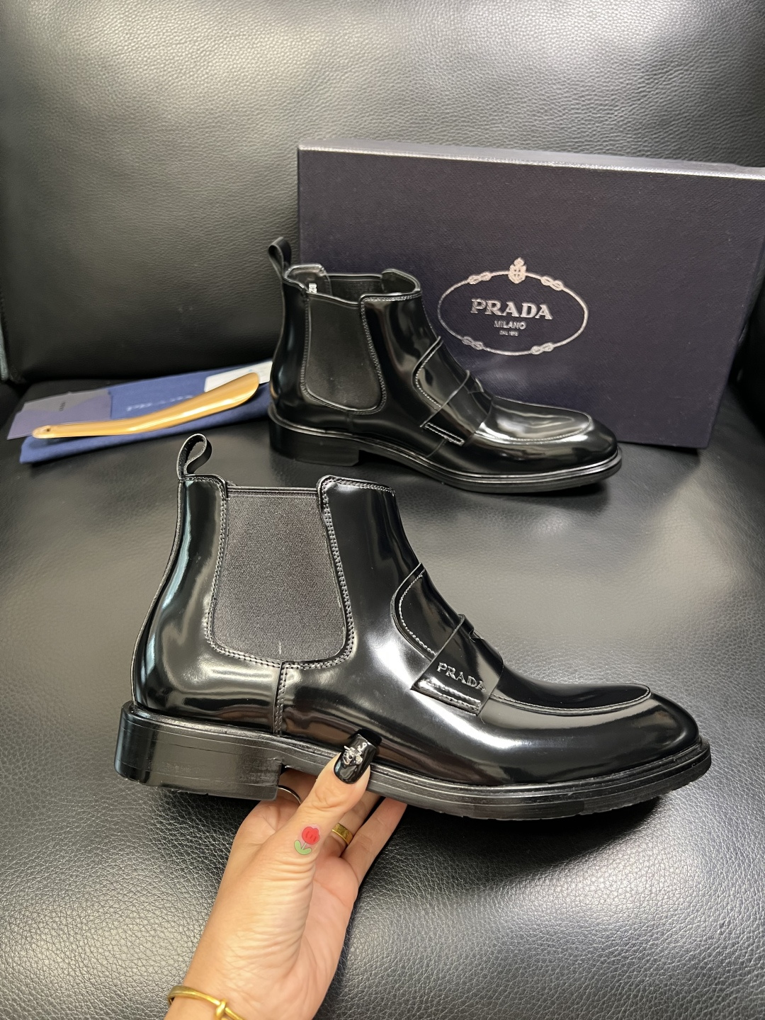 PRADA 高品质 顶级工艺品 普拉达 皮鞋专柜同步 原厂配置，意大利进口原版牛皮面料，透气舒适进口水染