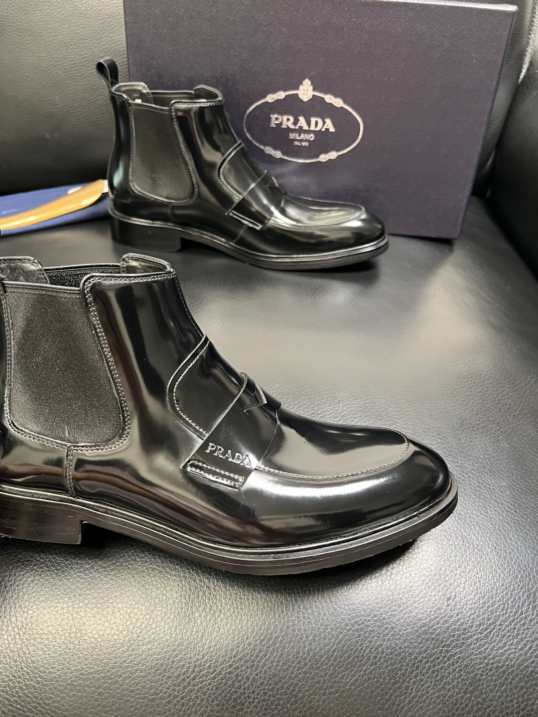 PRADA 高品质 顶级工艺品 普拉达 皮鞋专柜同步 原厂配置，意大利进口原版牛皮面料，透气舒适进口水染