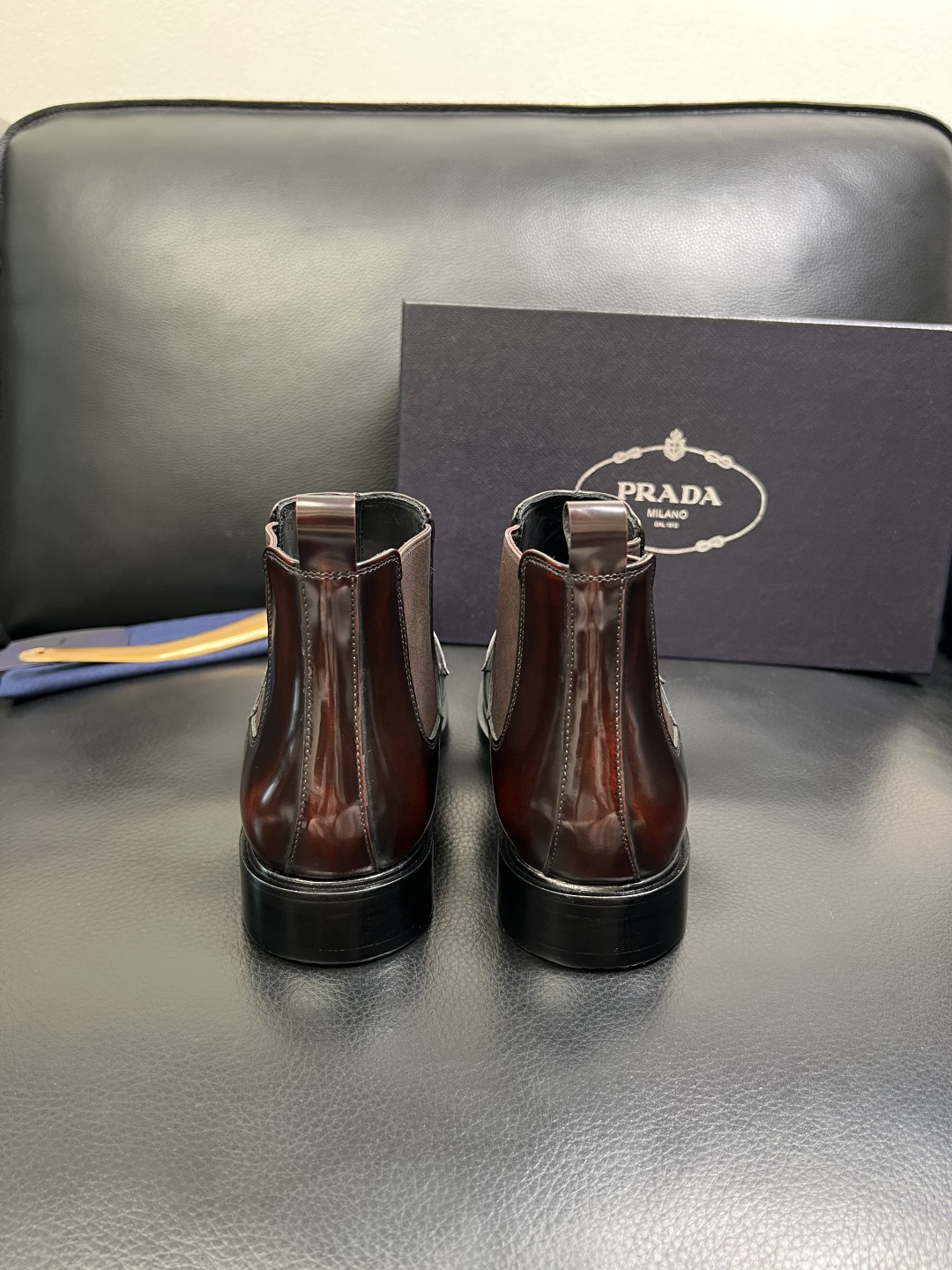 PRADA 高品质 顶级工艺品 普拉达 皮鞋专柜同步 原厂配置，意大利进口原版牛皮面料，透气舒适进口水染