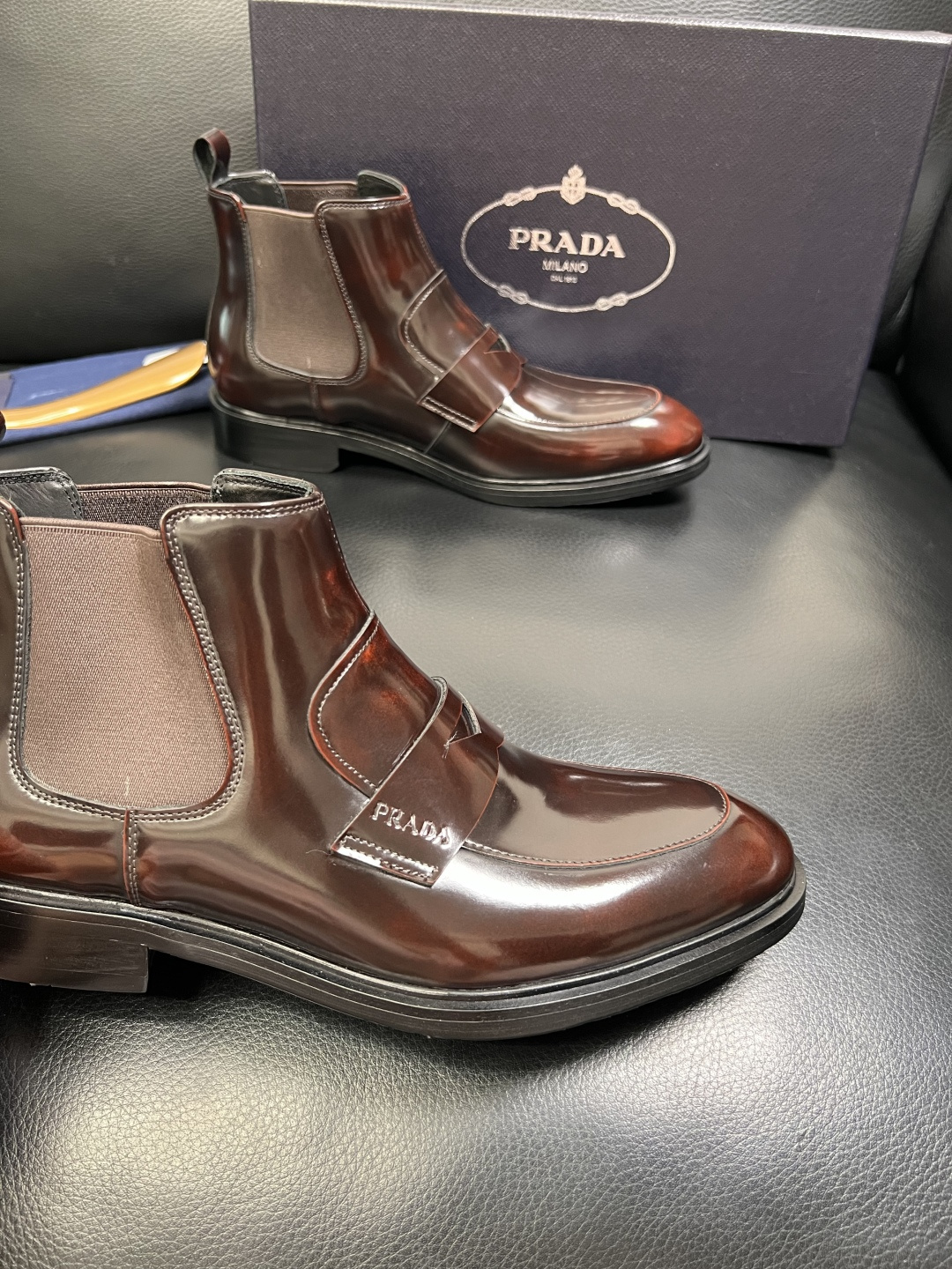 PRADA 高品质 顶级工艺品 普拉达 皮鞋专柜同步 原厂配置，意大利进口原版牛皮面料，透气舒适进口水染