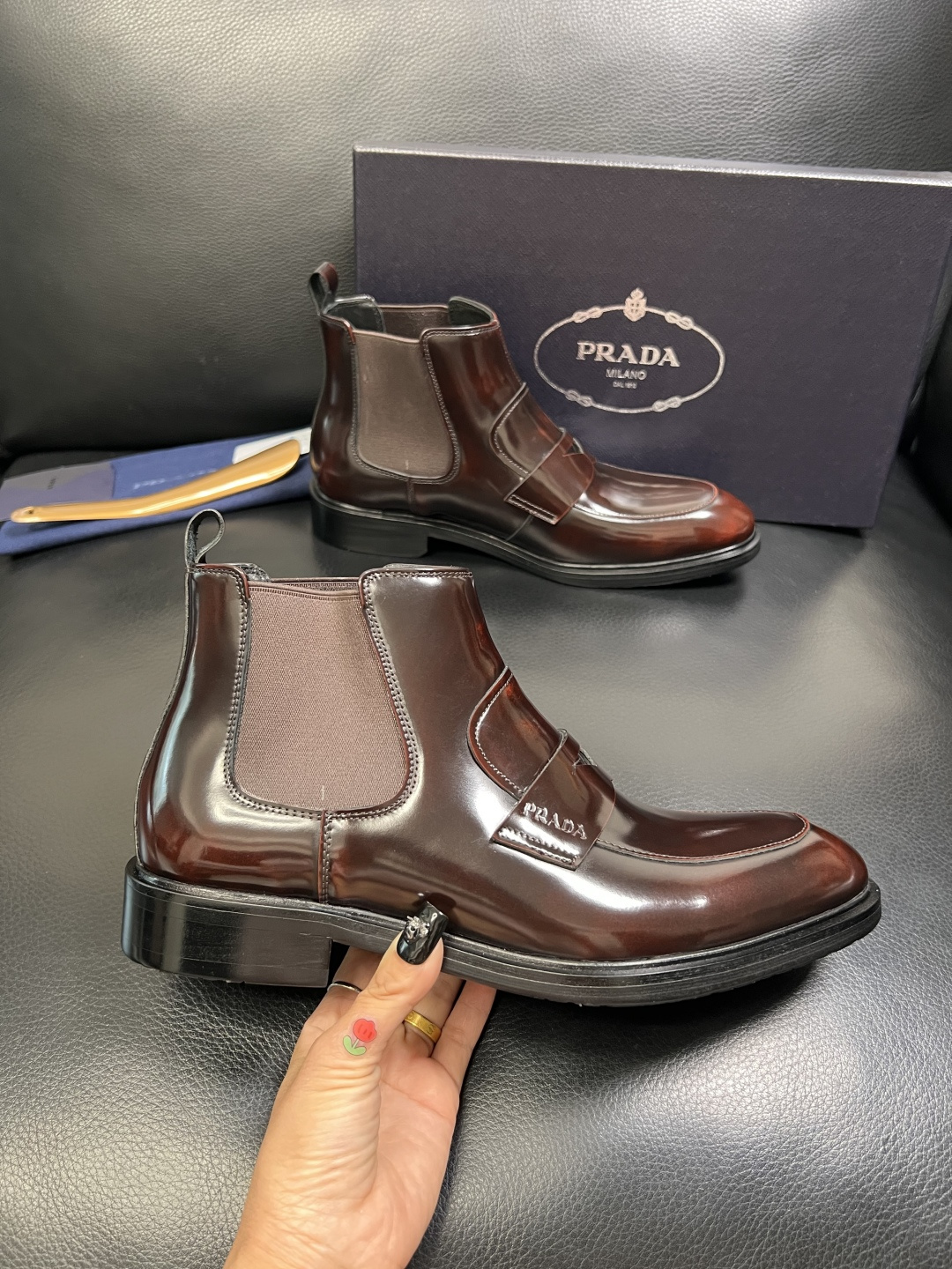 PRADA 高品质 顶级工艺品 普拉达 皮鞋专柜同步 原厂配置，意大利进口原版牛皮面料，透气舒适进口水染