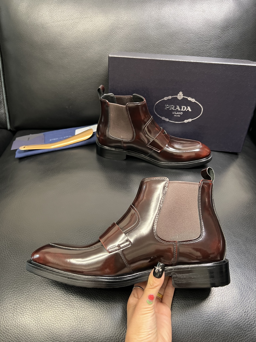 PRADA 高品质 顶级工艺品 普拉达 皮鞋专柜同步 原厂配置，意大利进口原版牛皮面料，透气舒适进口水染
