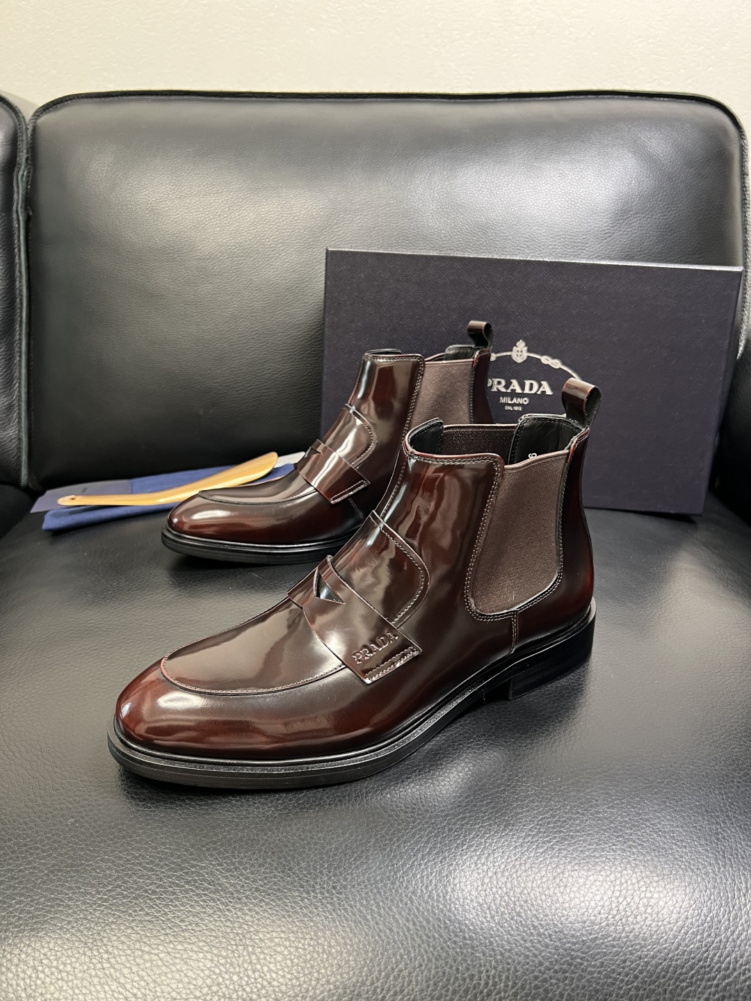 PRADA 高品质 顶级工艺品 普拉达 皮鞋专柜同步 原厂配置，意大利进口原版牛皮面料，透气舒适进口水染