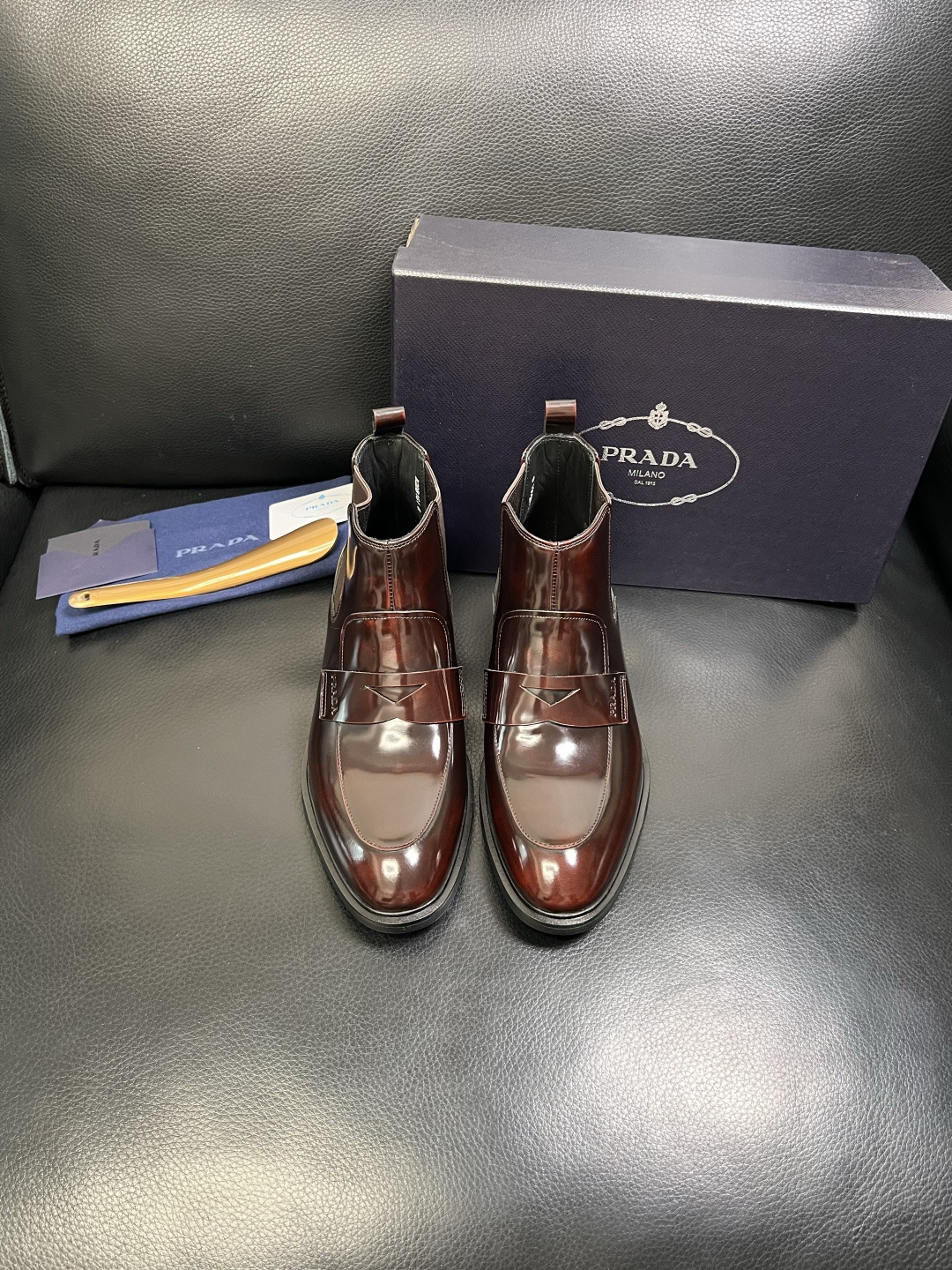 PRADA 高品质 顶级工艺品 普拉达 皮鞋专柜同步 原厂配置，意大利进口原版牛皮面料，透气舒适进口水染