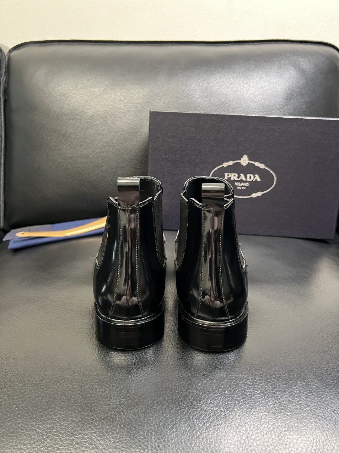 PRADA 高品质 顶级工艺品 普拉达 皮鞋专柜同步 原厂配置，意大利进口原版牛皮面料，透气舒适进口水染