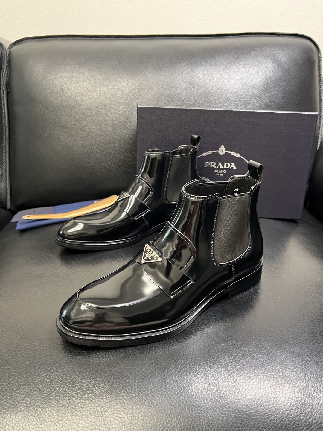 PRADA 高品质 顶级工艺品 普拉达 皮鞋专柜同步 原厂配置，意大利进口原版牛皮面料，透气舒适进口水染