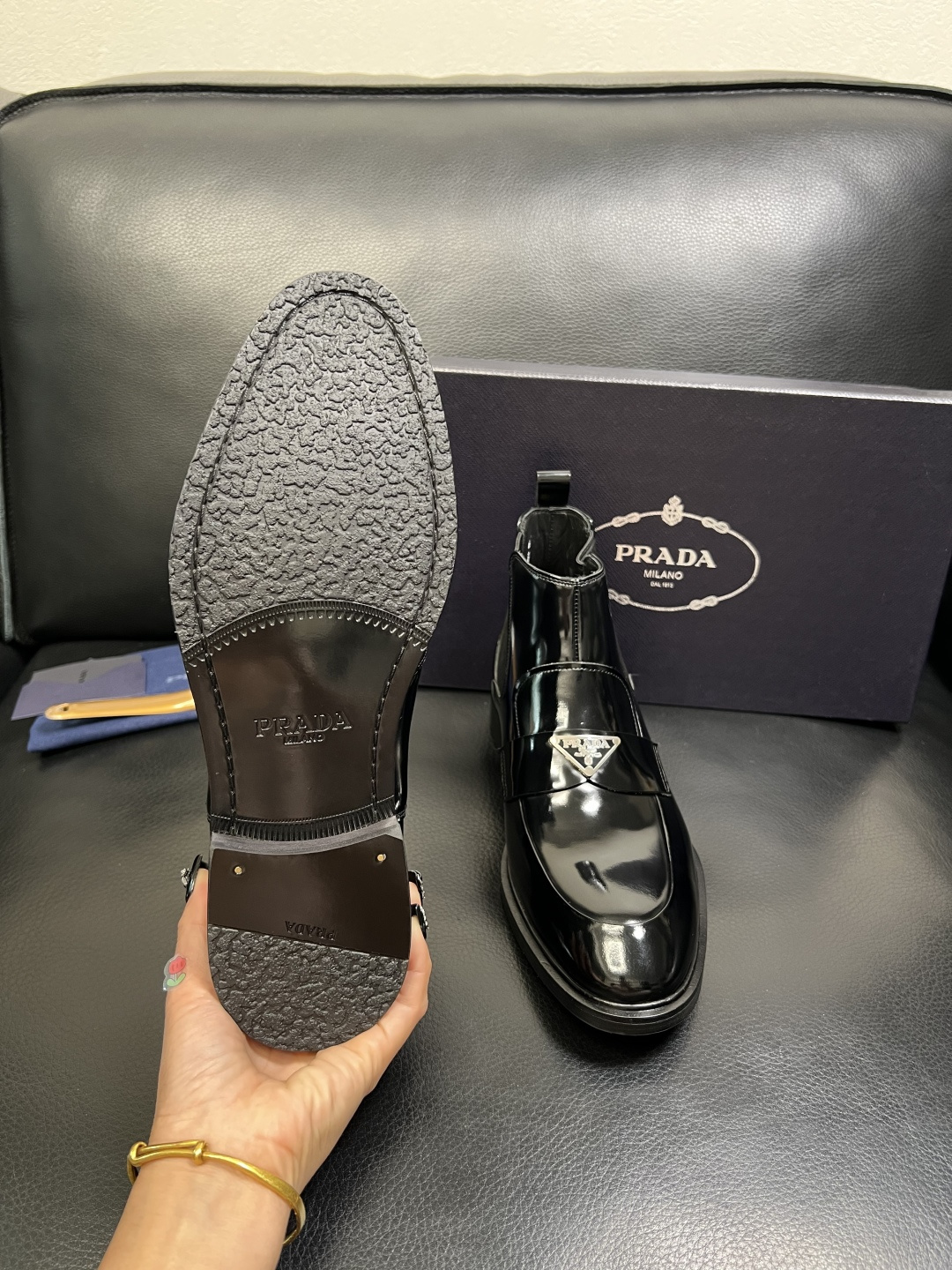 PRADA 高品质 顶级工艺品 普拉达 皮鞋专柜同步 原厂配置，意大利进口原版牛皮面料，透气舒适进口水染