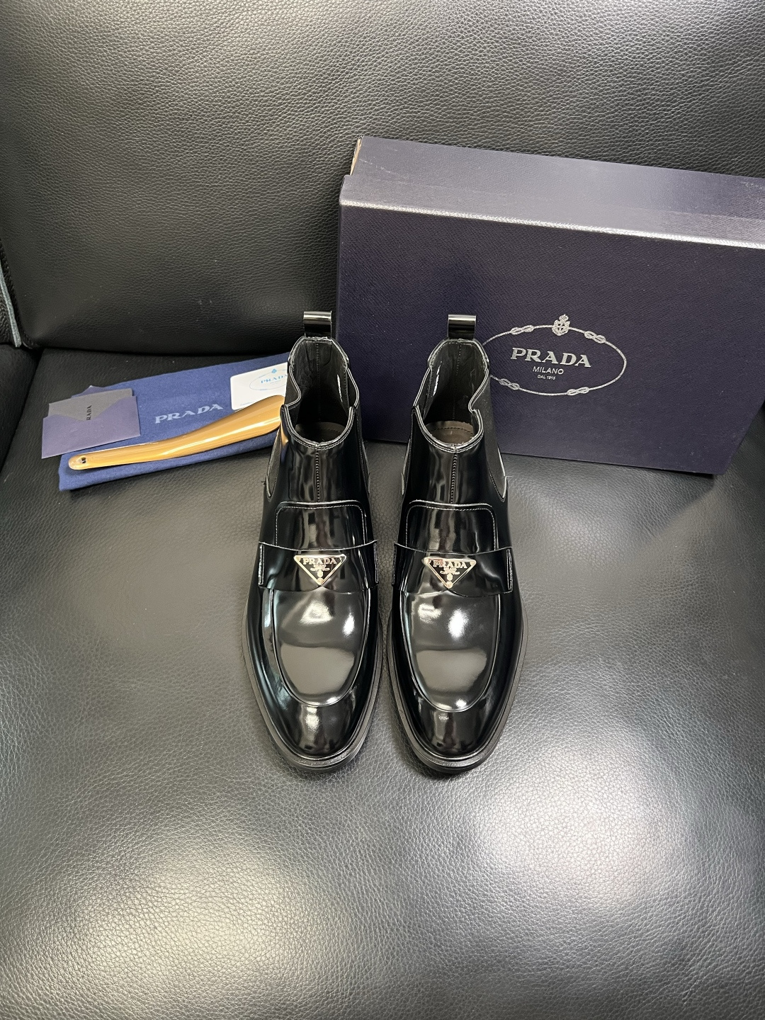PRADA 高品质 顶级工艺品 普拉达 皮鞋专柜同步 原厂配置，意大利进口原版牛皮面料，透气舒适进口水染