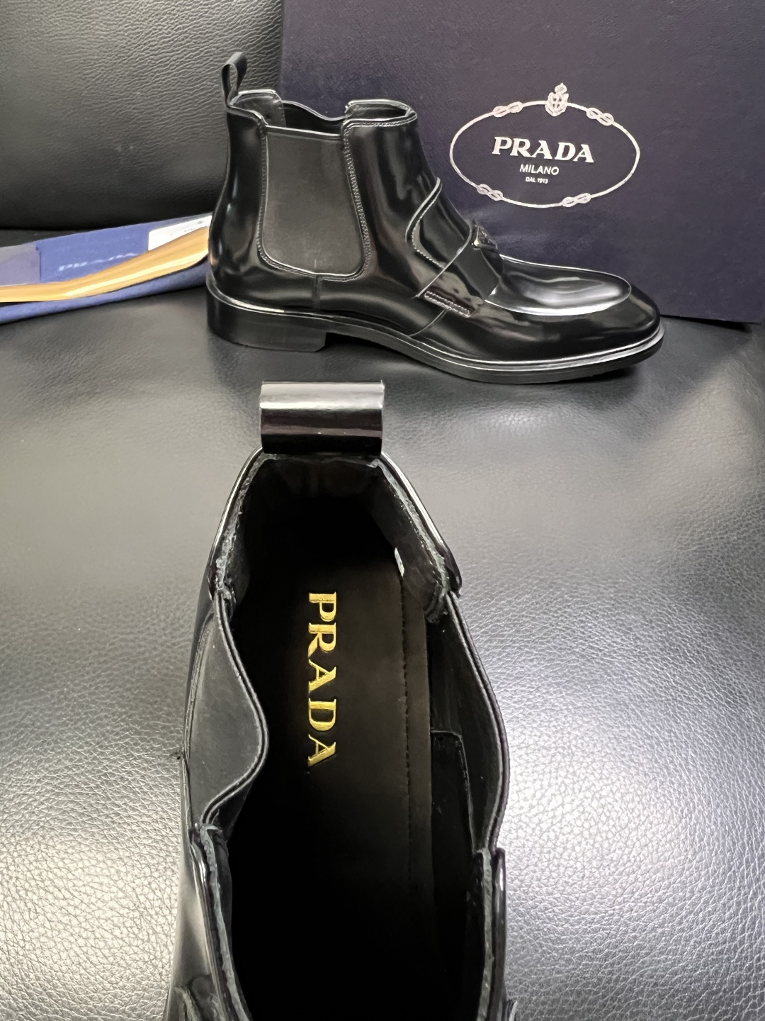PRADA 高品质 顶级工艺品 普拉达 皮鞋专柜同步 原厂配置，意大利进口原版牛皮面料，透气舒适进口水染