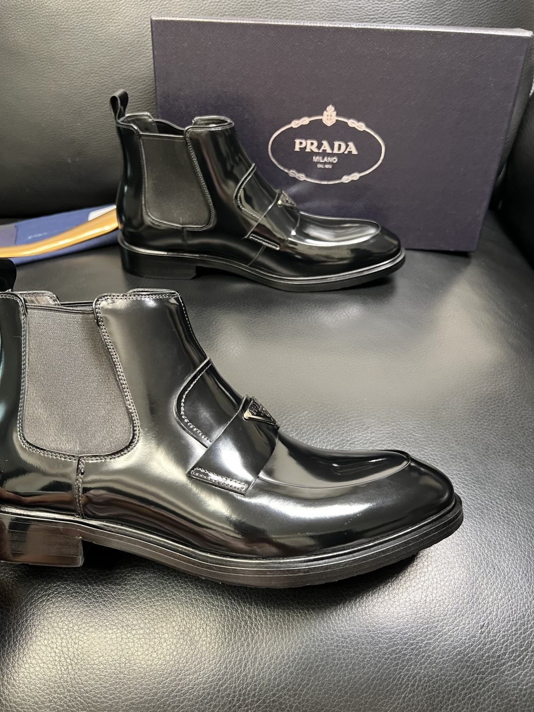 PRADA 高品质 顶级工艺品 普拉达 皮鞋专柜同步 原厂配置，意大利进口原版牛皮面料，透气舒适进口水染