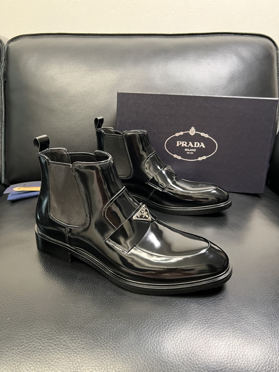 PRADA 高品质 顶级工艺品 普拉达 皮鞋专柜同步 原厂配置，意大利进口原版牛皮面料，透气舒适进口水染