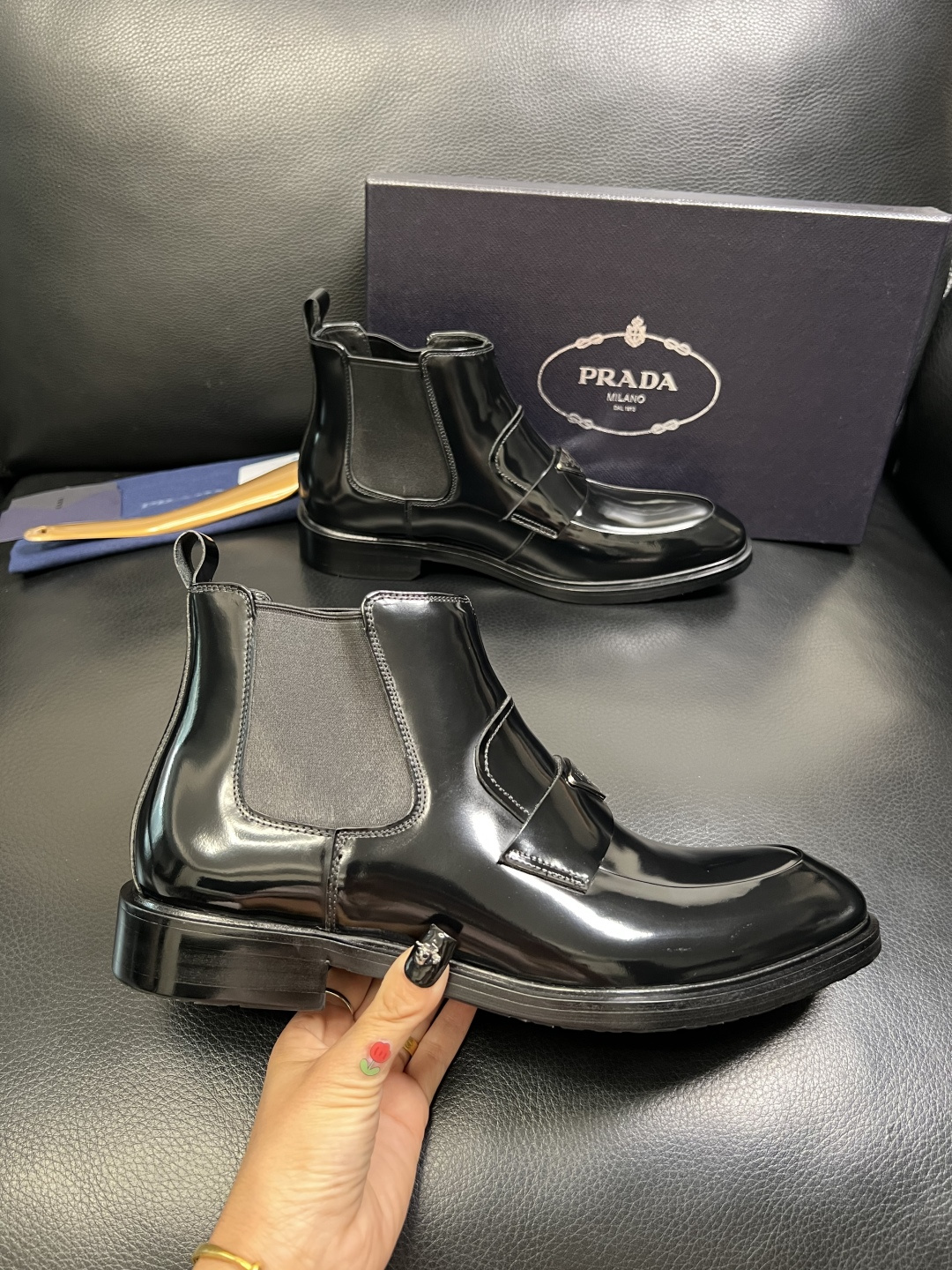 PRADA 高品质 顶级工艺品 普拉达 皮鞋专柜同步 原厂配置，意大利进口原版牛皮面料，透气舒适进口水染