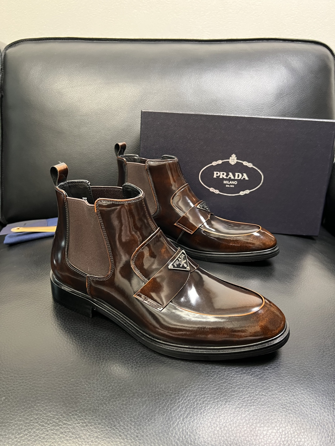 PRADA 高品质 顶级工艺品 普拉达 皮鞋专柜同步 原厂配置，意大利进口原版牛皮面料，透气舒适进口水染