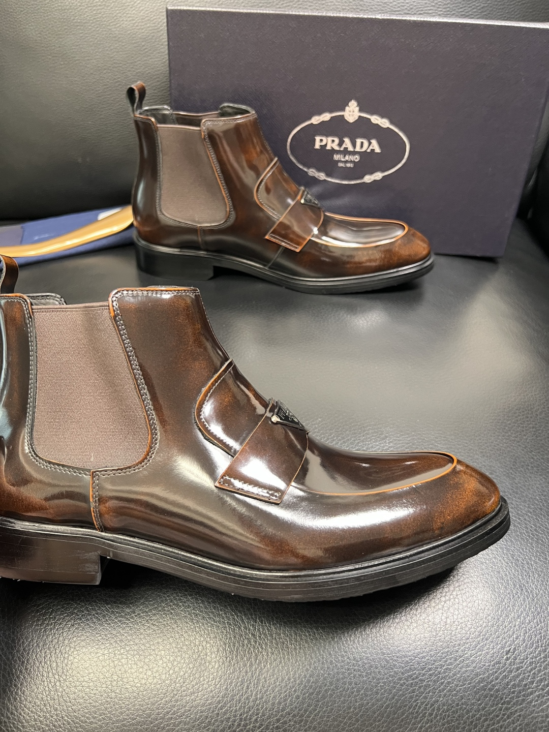 PRADA 高品质 顶级工艺品 普拉达 皮鞋专柜同步 原厂配置，意大利进口原版牛皮面料，透气舒适进口水染