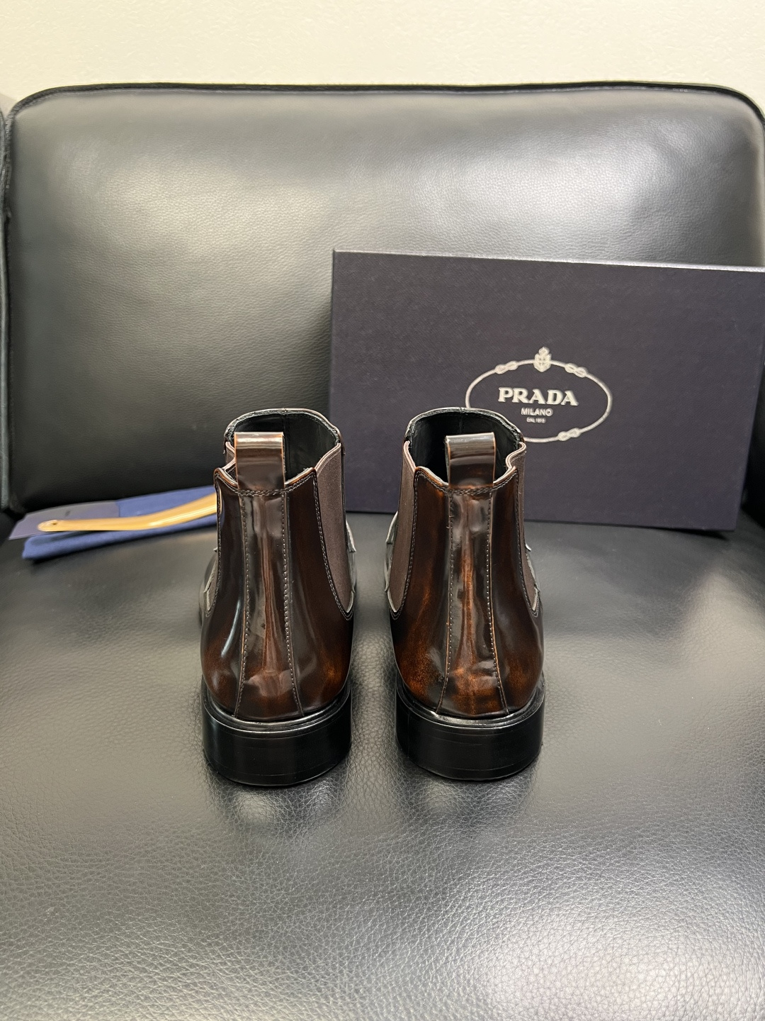 PRADA 高品质 顶级工艺品 普拉达 皮鞋专柜同步 原厂配置，意大利进口原版牛皮面料，透气舒适进口水染