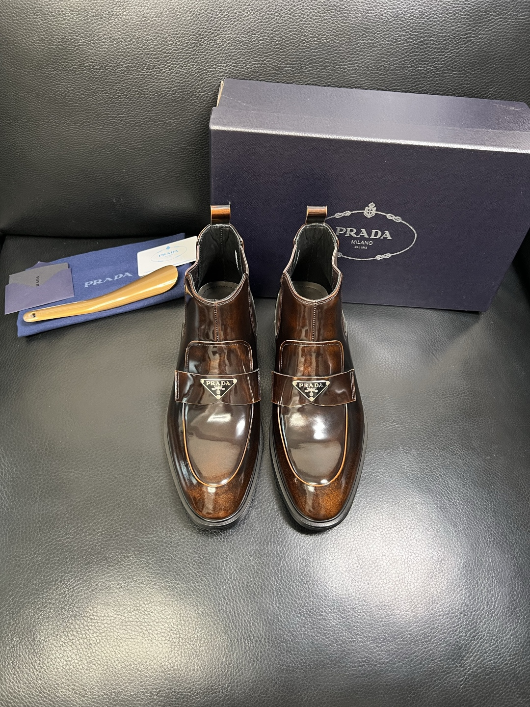 PRADA 高品质 顶级工艺品 普拉达 皮鞋专柜同步 原厂配置，意大利进口原版牛皮面料，透气舒适进口水染