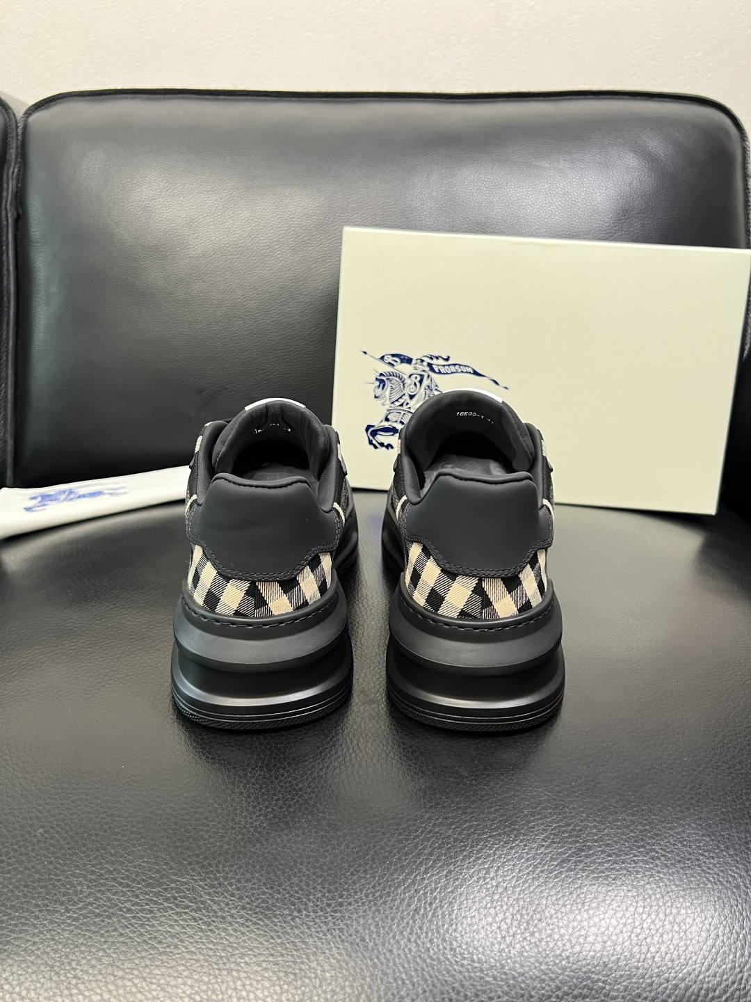 BURBERRY 顶级工艺品 巴宝莉 专柜同步，原厂配置意大利进口牛皮面料，高品质复杂拼接工艺，进口牛皮