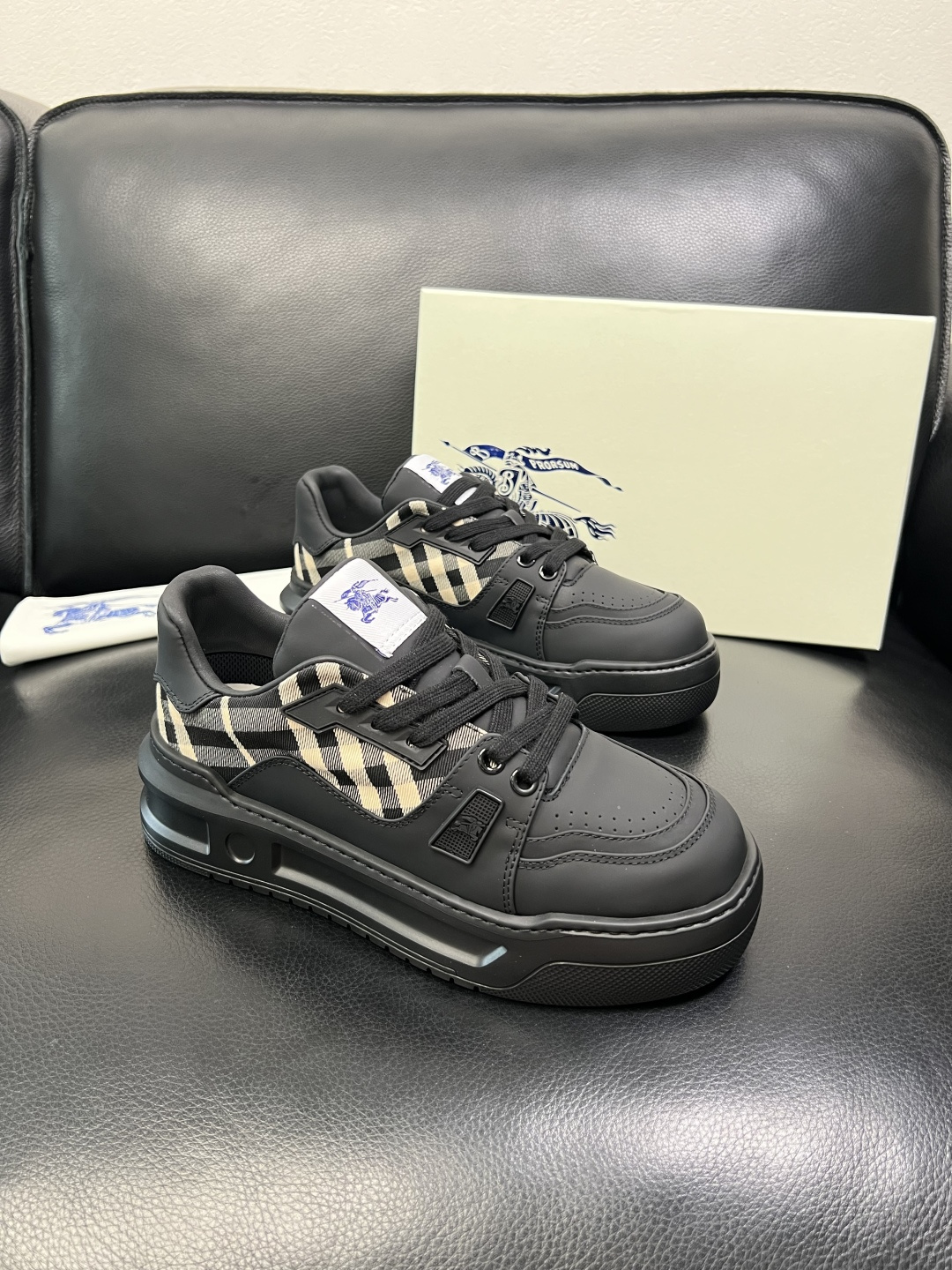 BURBERRY 顶级工艺品 巴宝莉 专柜同步，原厂配置意大利进口牛皮面料，高品质复杂拼接工艺，进口牛皮