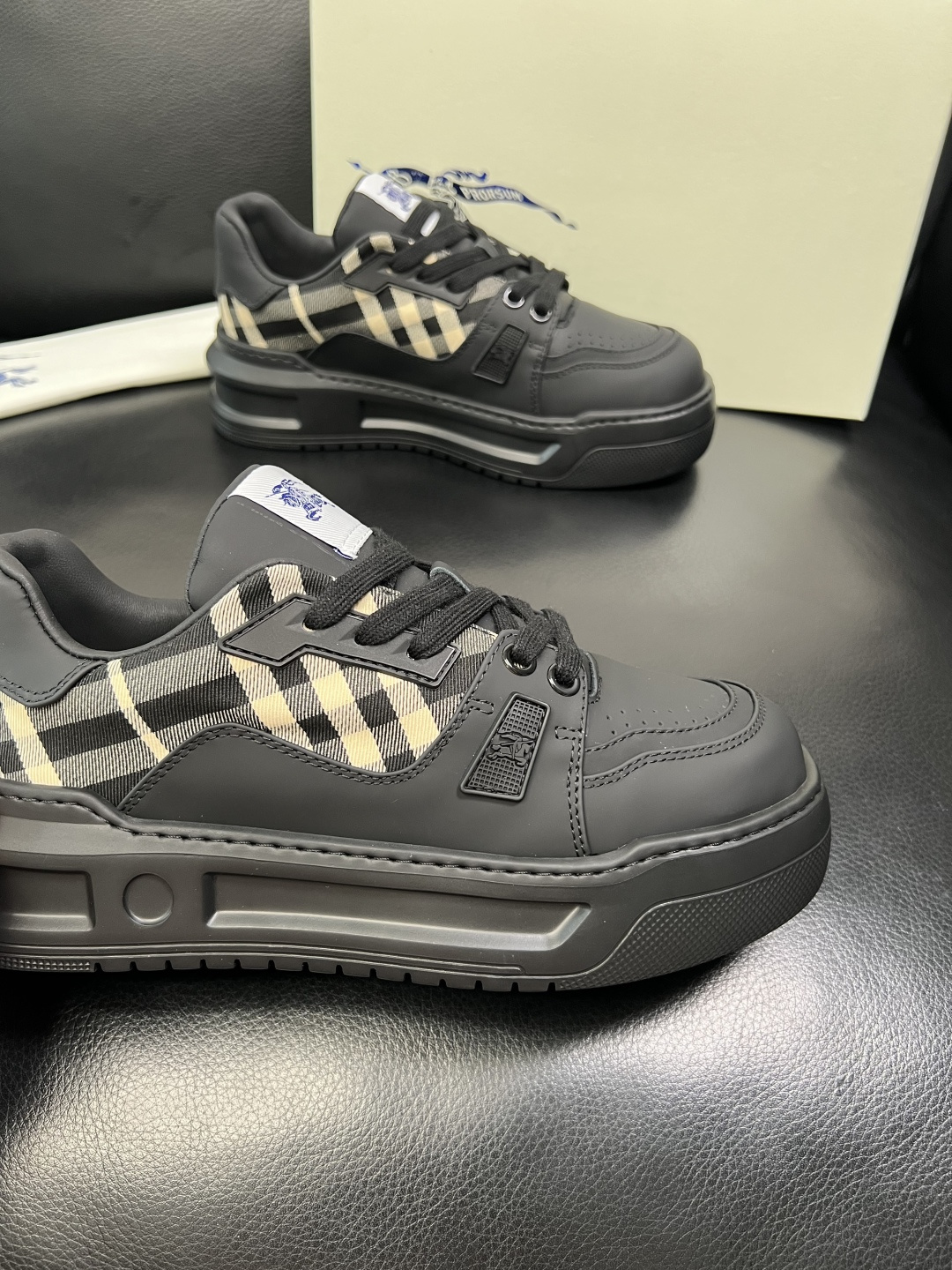 BURBERRY 顶级工艺品 巴宝莉 专柜同步，原厂配置意大利进口牛皮面料，高品质复杂拼接工艺，进口牛皮