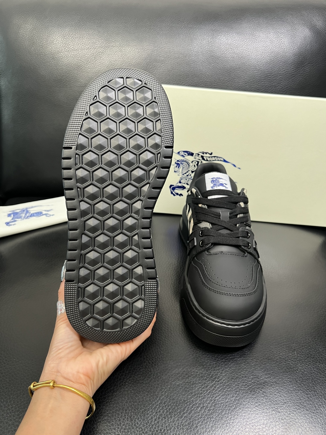 BURBERRY 顶级工艺品 巴宝莉 专柜同步，原厂配置意大利进口牛皮面料，高品质复杂拼接工艺，进口牛皮