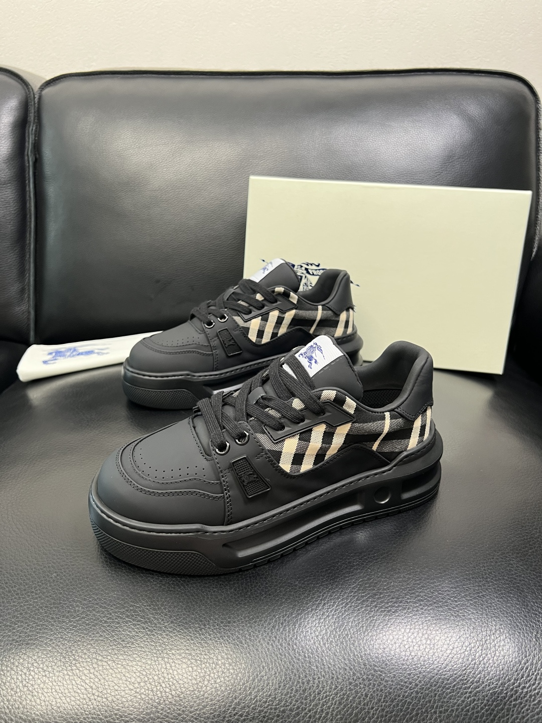 BURBERRY 顶级工艺品 巴宝莉 专柜同步，原厂配置意大利进口牛皮面料，高品质复杂拼接工艺，进口牛皮