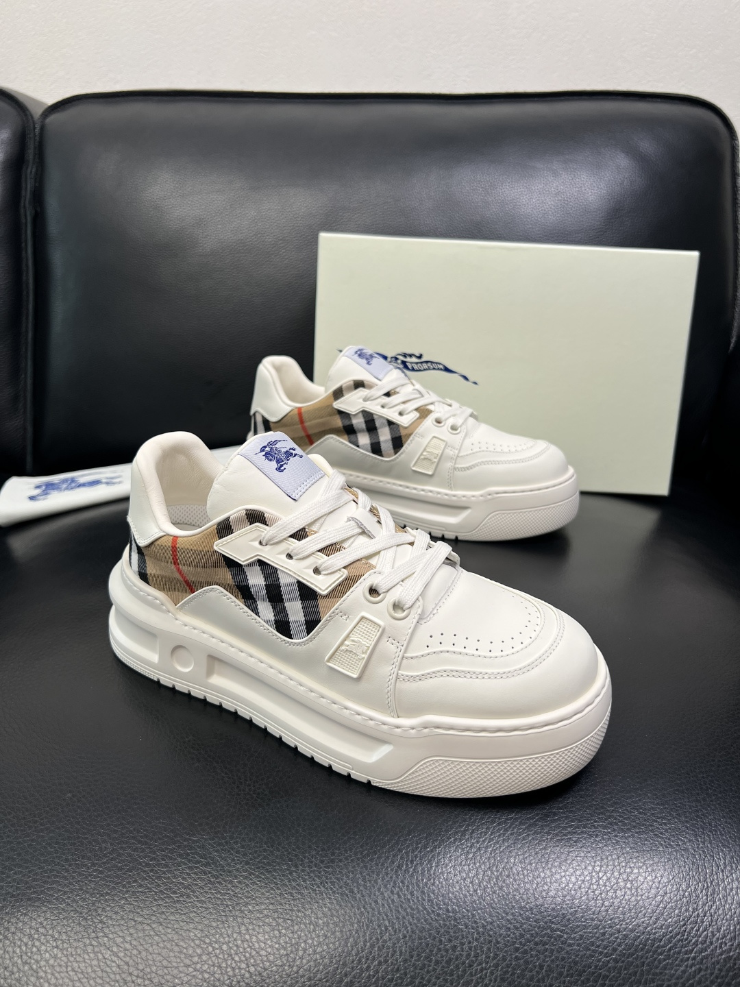 BURBERRY 顶级工艺品 巴宝莉 专柜同步，原厂配置意大利进口牛皮面料，高品质复杂拼接工艺，进口牛皮