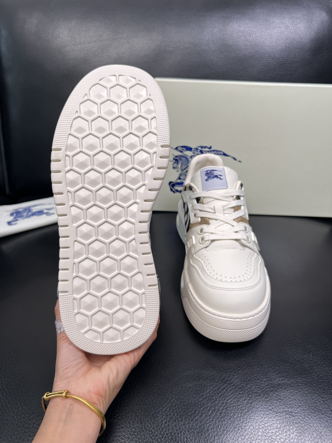 BURBERRY 顶级工艺品 巴宝莉 专柜同步，原厂配置意大利进口牛皮面料，高品质复杂拼接工艺，进口牛皮