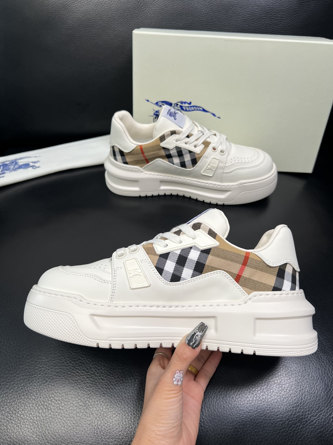 BURBERRY 顶级工艺品 巴宝莉 专柜同步，原厂配置意大利进口牛皮面料，高品质复杂拼接工艺，进口牛皮