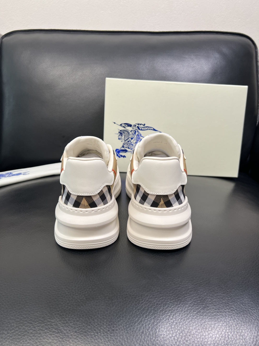 BURBERRY 顶级工艺品 巴宝莉 专柜同步，原厂配置意大利进口牛皮面料，高品质复杂拼接工艺，进口牛皮