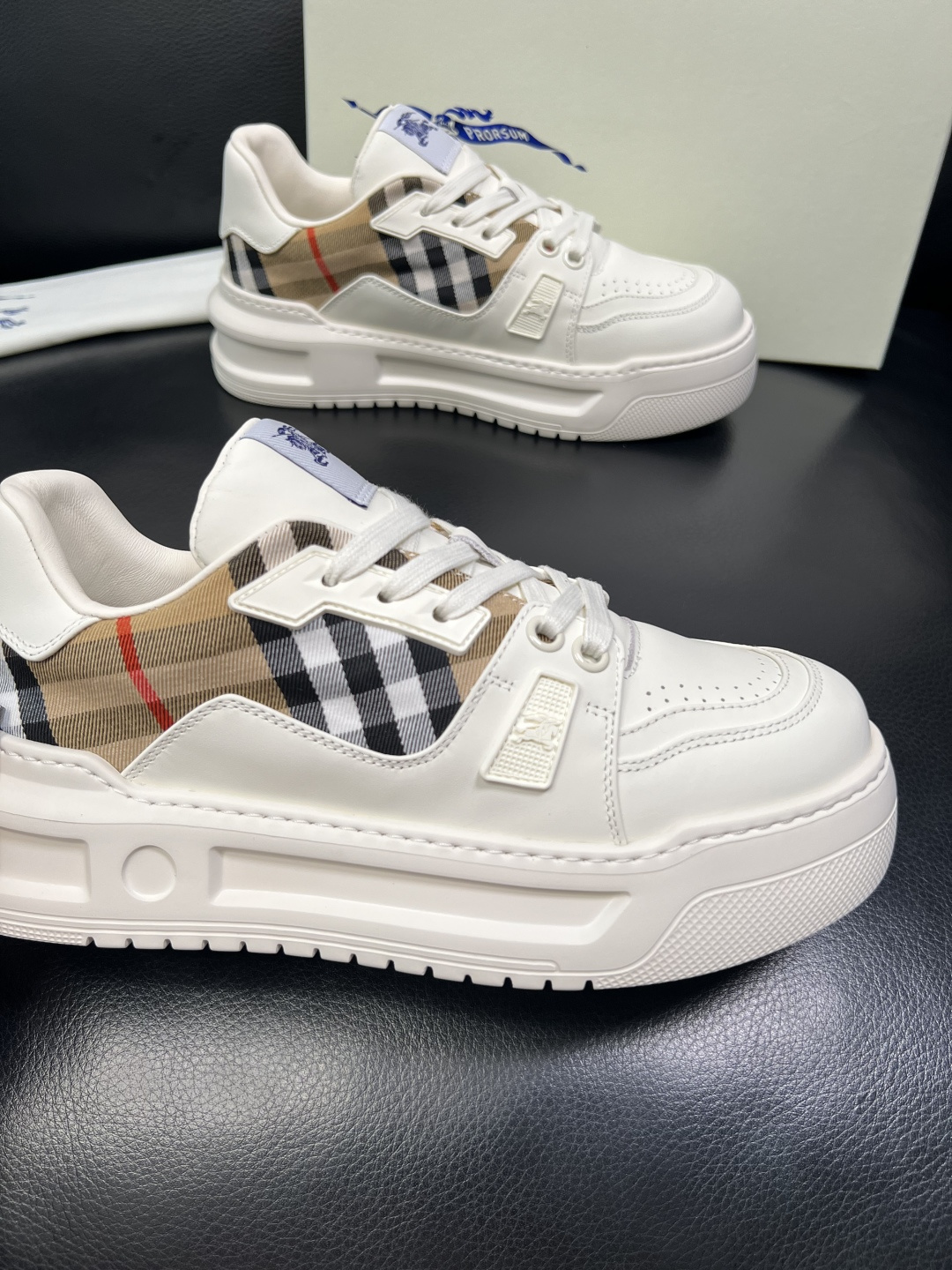 BURBERRY 顶级工艺品 巴宝莉 专柜同步，原厂配置意大利进口牛皮面料，高品质复杂拼接工艺，进口牛皮