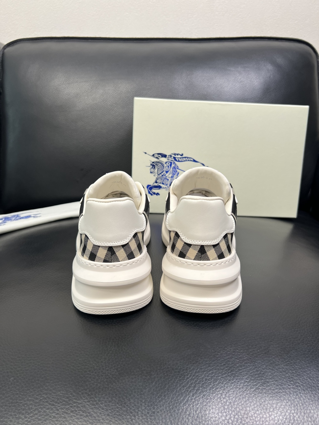 BURBERRY 顶级工艺品 巴宝莉 专柜同步，原厂配置意大利进口牛皮面料，高品质复杂拼接工艺，进口牛皮