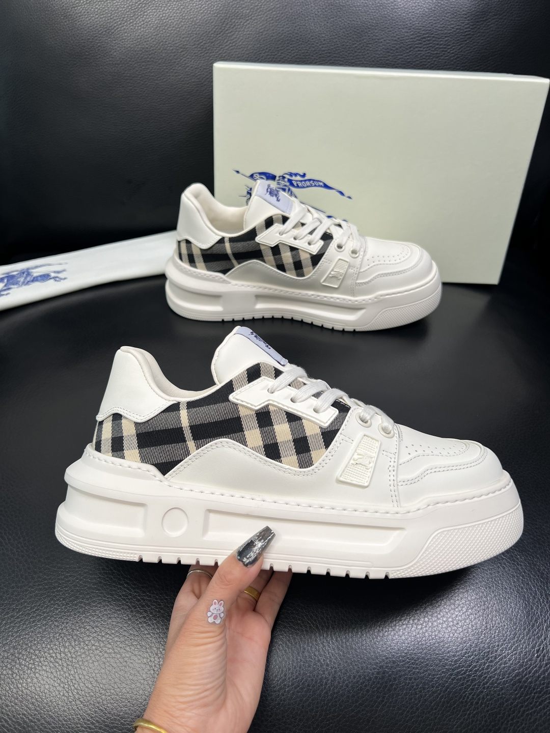 BURBERRY 顶级工艺品 巴宝莉 专柜同步，原厂配置意大利进口牛皮面料，高品质复杂拼接工艺，进口牛皮