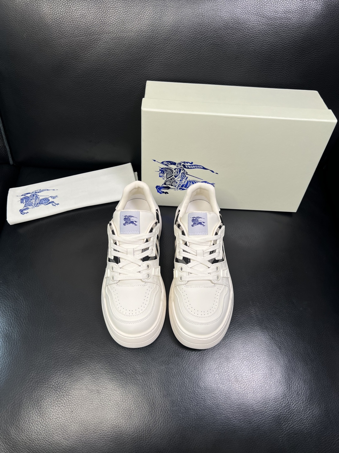 BURBERRY 顶级工艺品 巴宝莉 专柜同步，原厂配置意大利进口牛皮面料，高品质复杂拼接工艺，进口牛皮