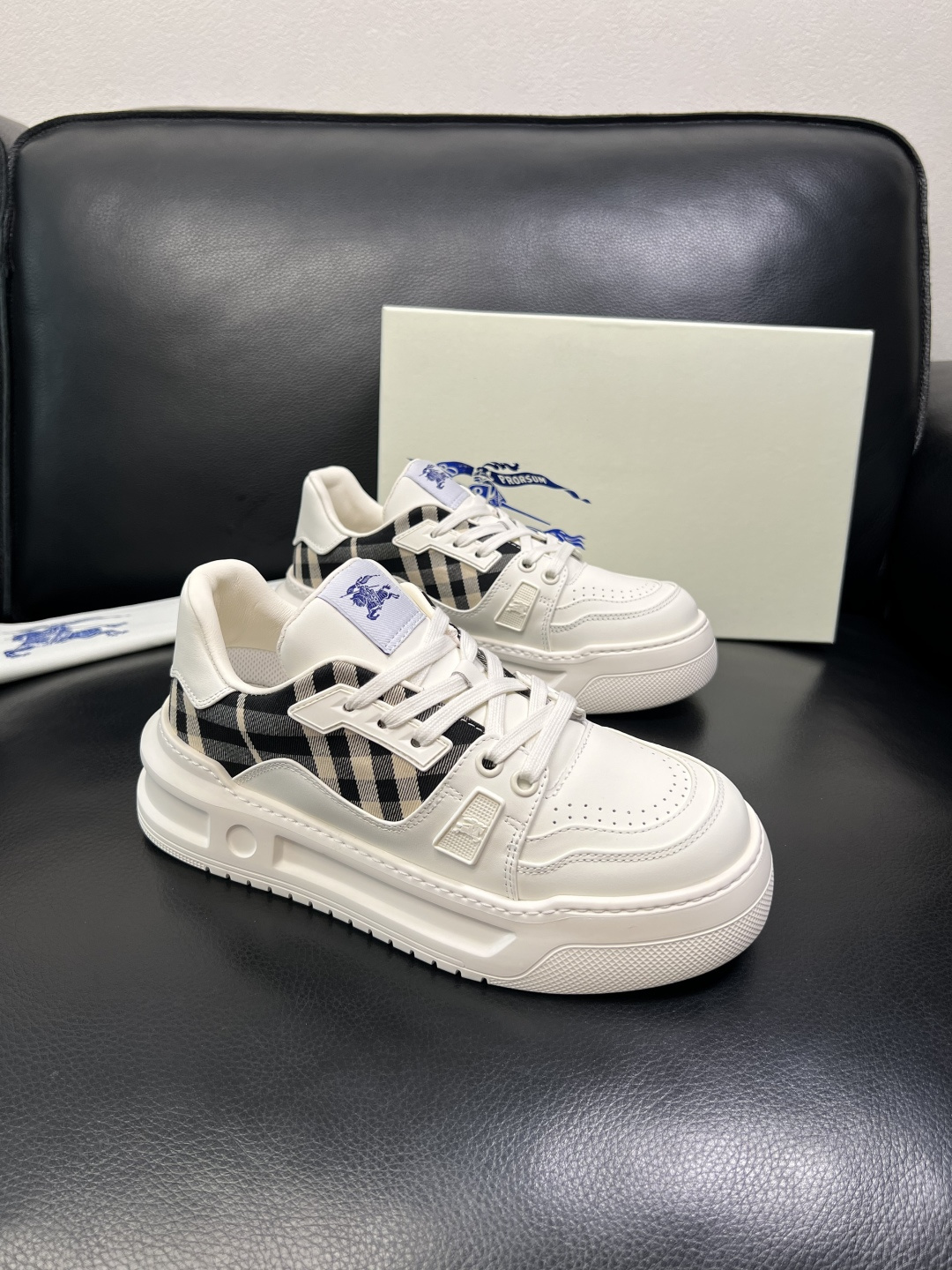 BURBERRY 顶级工艺品 巴宝莉 专柜同步，原厂配置意大利进口牛皮面料，高品质复杂拼接工艺，进口牛皮