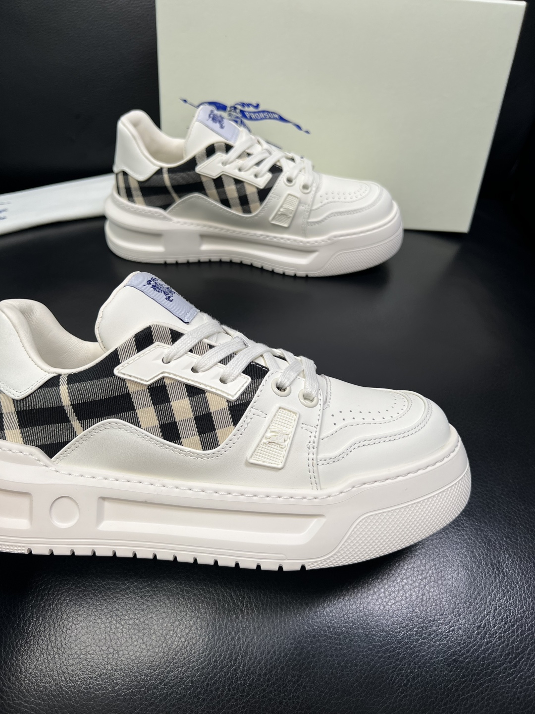 BURBERRY 顶级工艺品 巴宝莉 专柜同步，原厂配置意大利进口牛皮面料，高品质复杂拼接工艺，进口牛皮